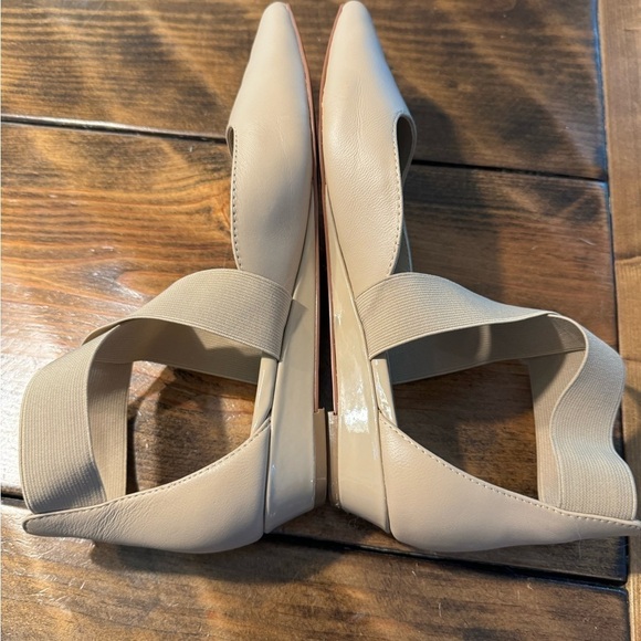 Charles by Charles David Low Wedge Sandal in Nude w/elastic ankle wrap. Size 8 - Picture 5 of 9